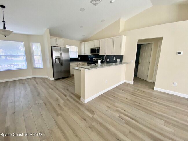 Building Photo - 2435 Palisades Dr SE