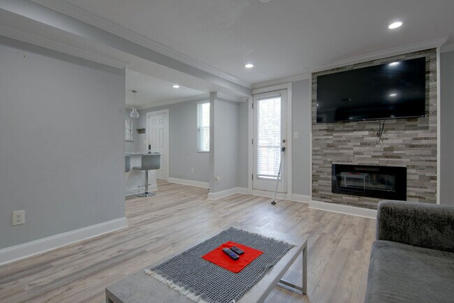 Building Photo - 1055 Peeples St SW