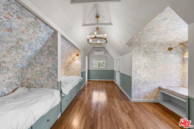 Building Photo - 2615 Canyon Dr