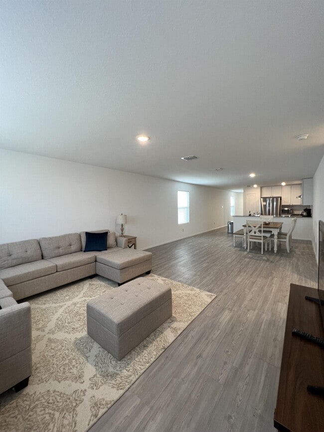 Building Photo - 8523 Grosbeak Cv