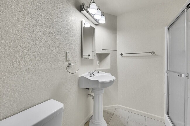 Building Photo - $2,800 - 4 Bed, 3.5 Bath Home in CO Spring...
