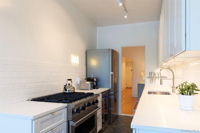 Building Photo - 76-66 Austin St