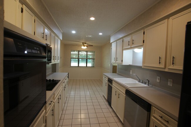 Building Photo - Oversized 4 bedroom 3 bath rental in Tyler...