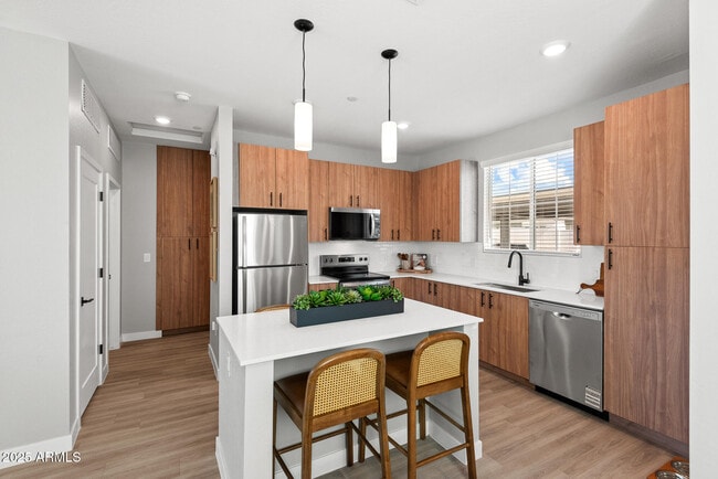 Building Photo - 1297 E Broadway Ave