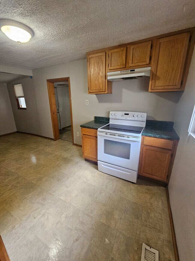 Building Photo - 3 bedroom | 1 Bathroom Home | Pets Welcome!
