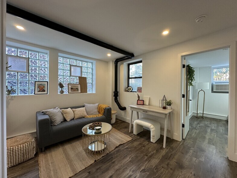 Building Photo - 941 W Carmen Ave