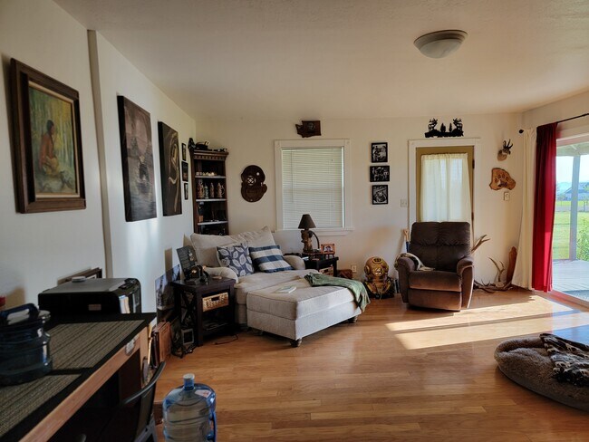 Living area (comes unfurnished) - 19476 Top Rd