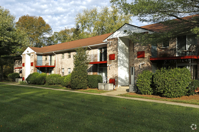 Building Exterior - Farmingdale Gardens