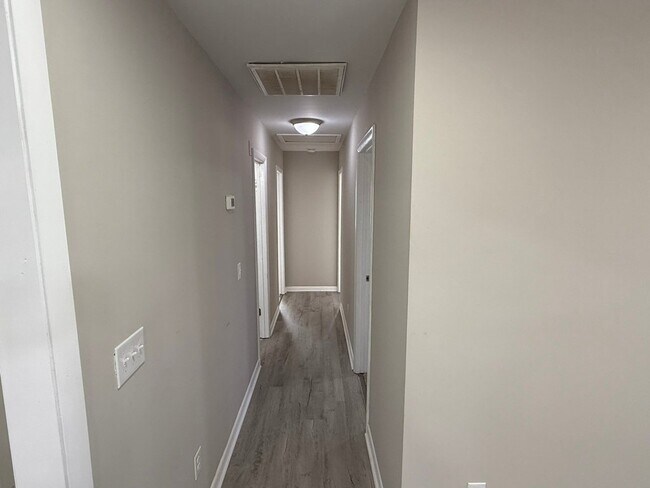 Building Photo - 315 Creekway Ct