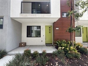 Building Photo - 400 Transport