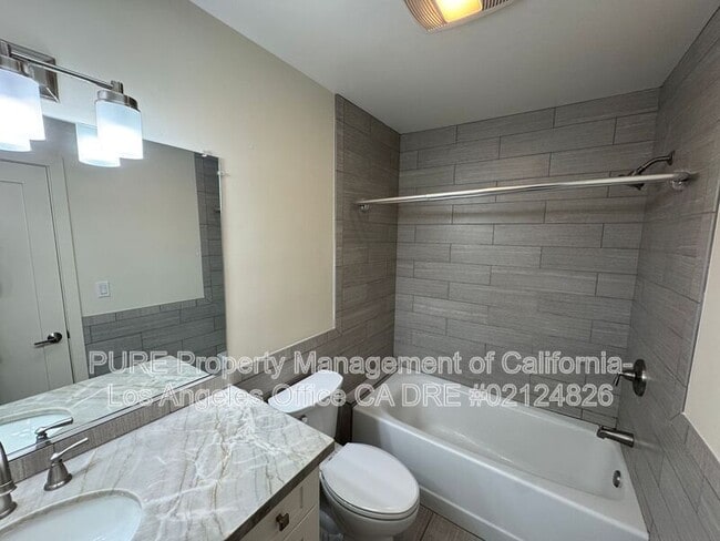 Building Photo - 2330 Oak St