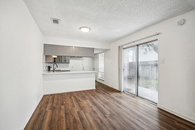 Building Photo - 5779 Easthampton Dr