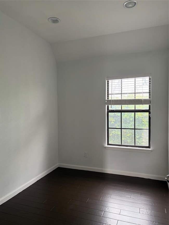 Building Photo - 3101 Birch Dr