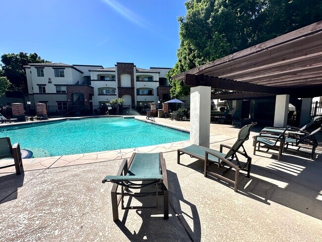 Building Photo - Fantastic Brick Commons condo in ideal loc...