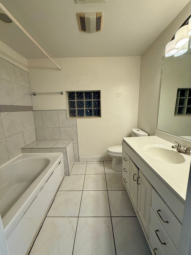 Building Photo - Euclid/Woodlawn Roommate Dream 4/3 home