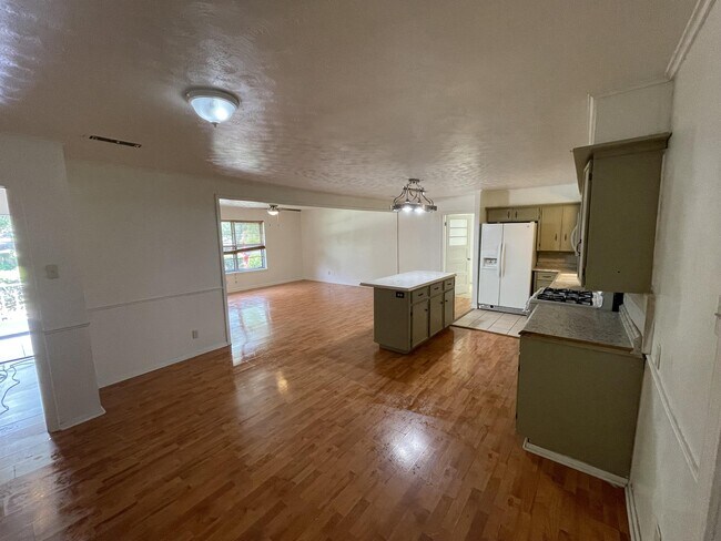 Building Photo - 1130 Tower St