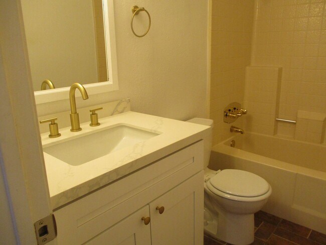 Building Photo - Desirable Chula Vista 2 Bedroom 2 Bath Condo!