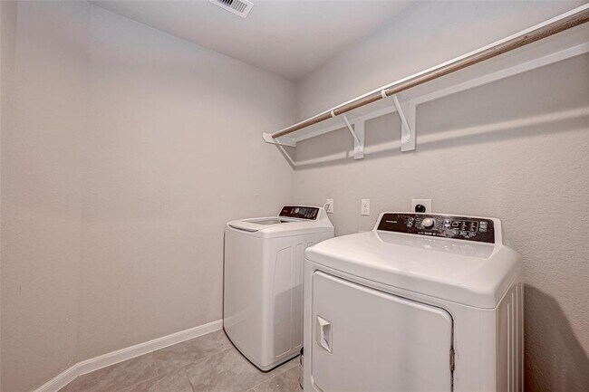 Building Photo - 611 Harvest Bluff Dr