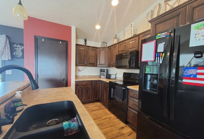 Building Photo - 8016 W Vista Park St