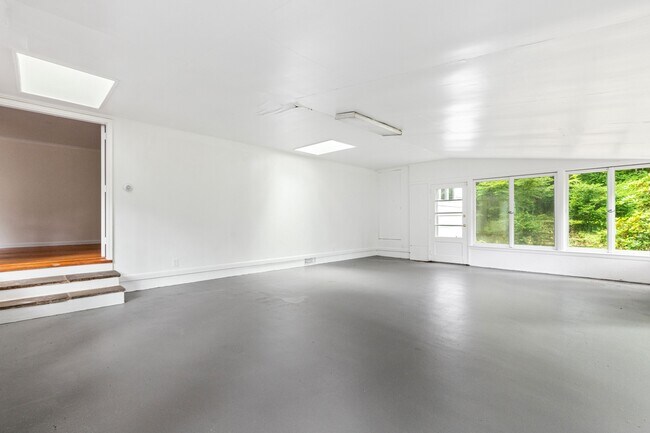 Building Photo - 18 Hemlock Dr