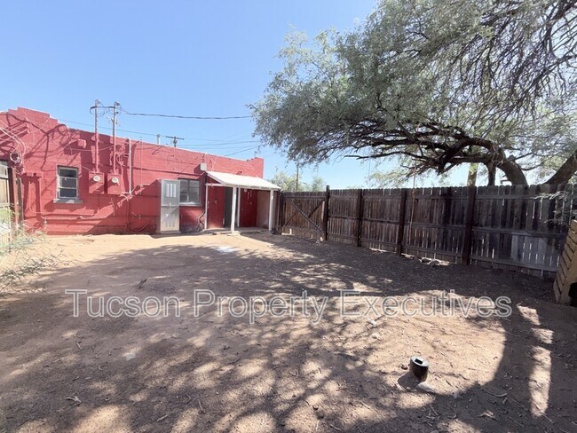 Building Photo - 130 E Delano St