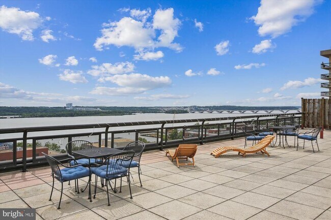 Building Photo - 801 S Pitt St