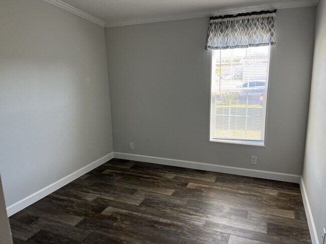 Building Photo - 349 Talbot St