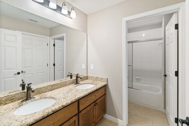 Building Photo - MOVE IN SPECIAL-Beautiful Two Story 3/2.5 Town Home w/ Loft & Screened Porch in St. Cloud