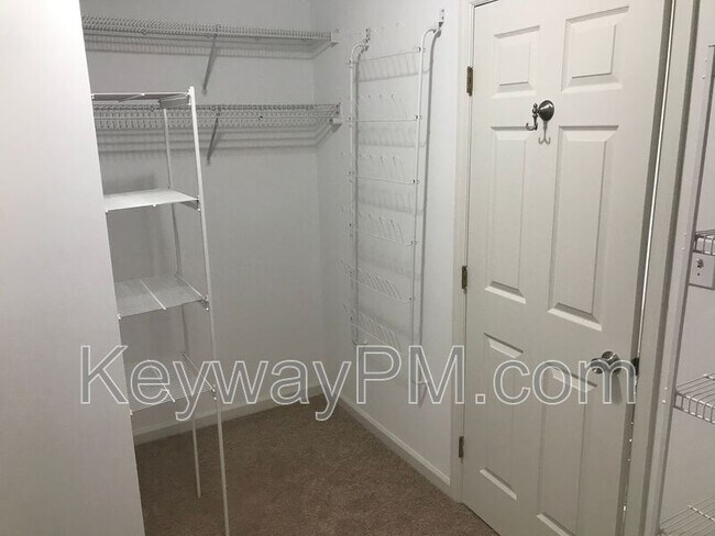 Building Photo - 5780 Carriage Hills Dr