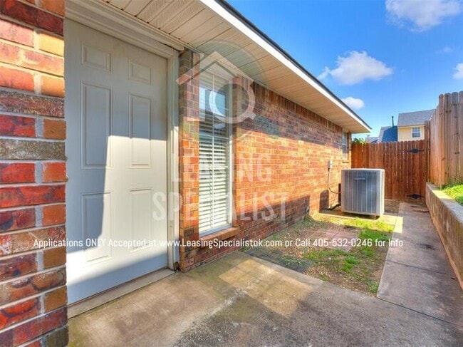 Building Photo - Stunning West Norman 3 Bed 2 Bath Townhome!