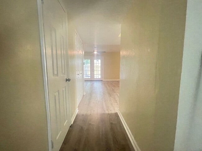 Building Photo - The Perfect 3 Bed, 1.5 Bath Cozy Townhouse