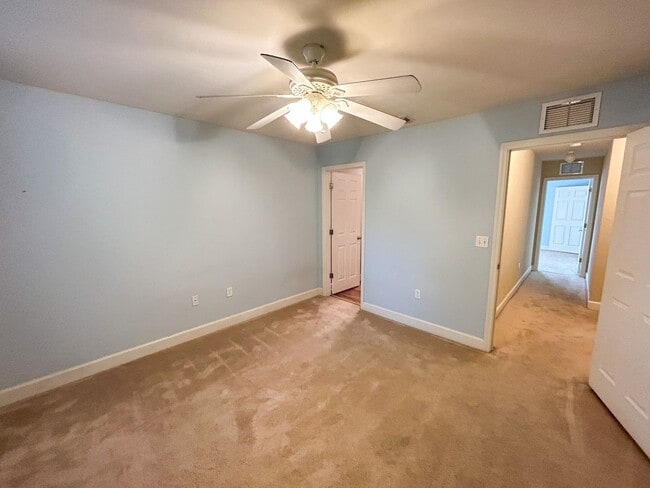 Building Photo - Woods Edge South #130