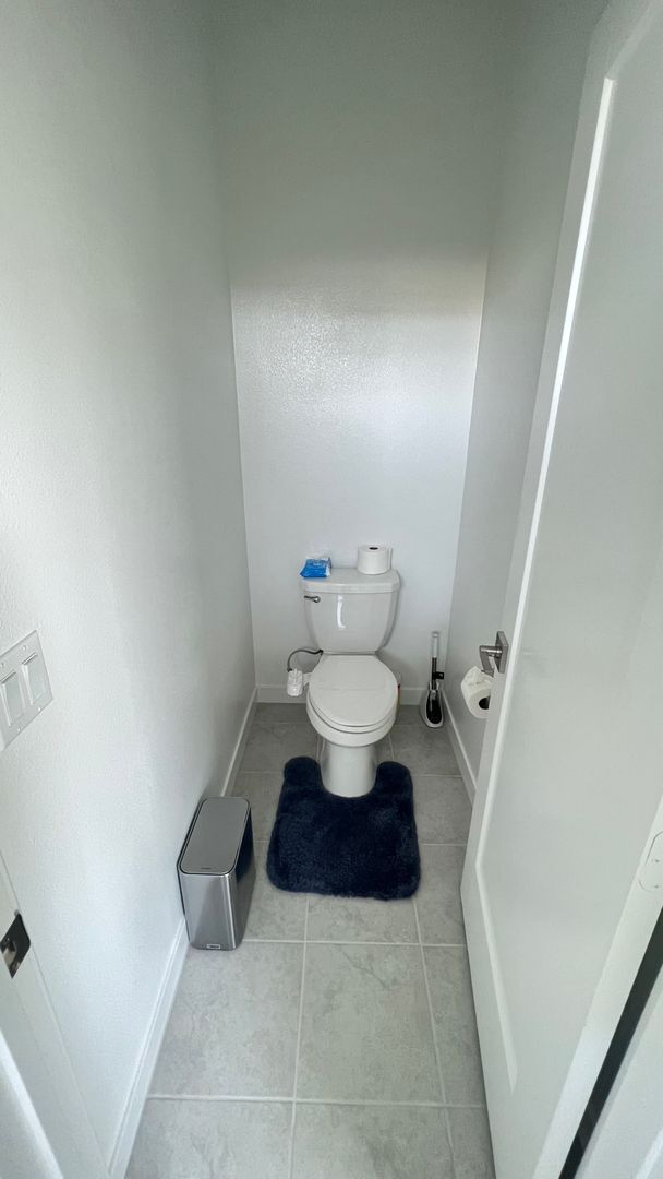 Building Photo - Beautiful furnished 4 bedroom Townhouse!