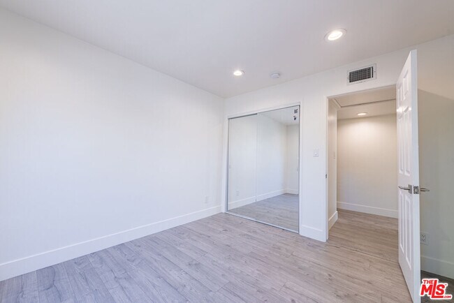 Building Photo - 3650 Sapphire Dr