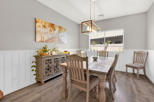 Building Photo - Stylish Home with Loft, Den, Great Room & ...