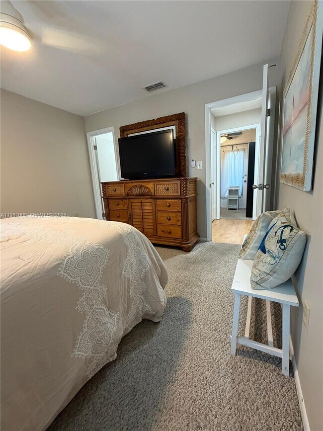 Building Photo - 1832 Sunny Dr