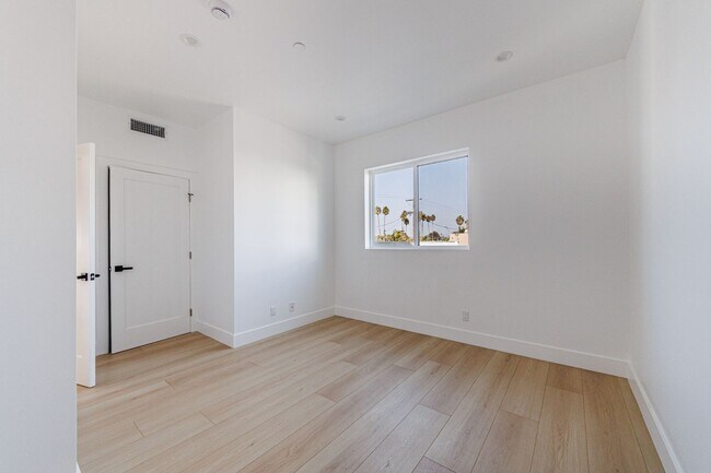 Building Photo - 13461 Beach Ave