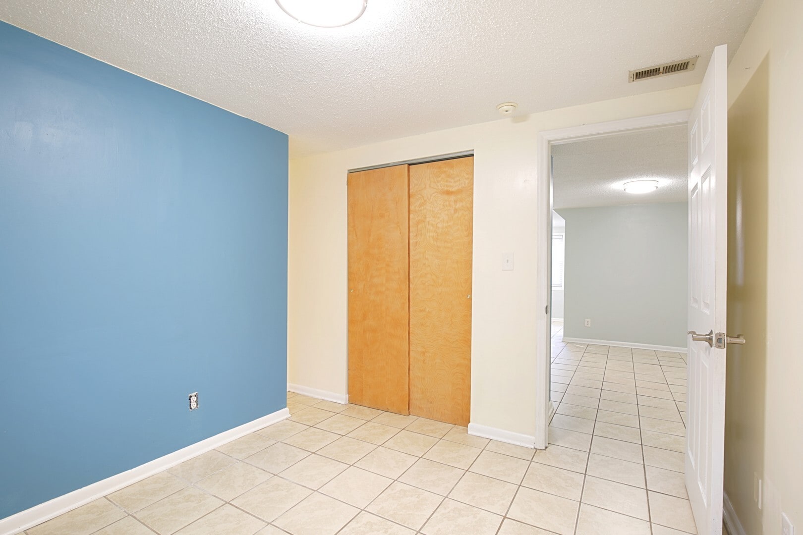 Building Photo - 1006 S 5th Street