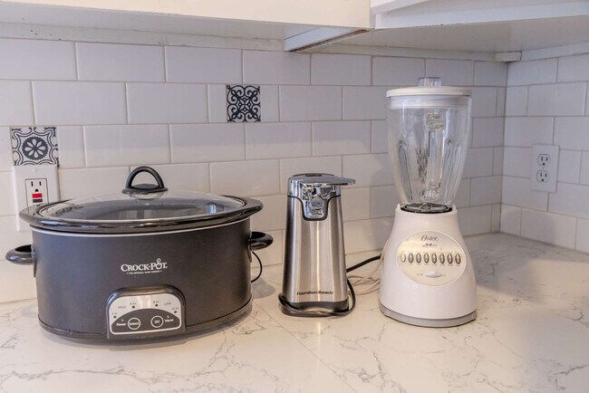 Building Photo - 640 S Columbia St