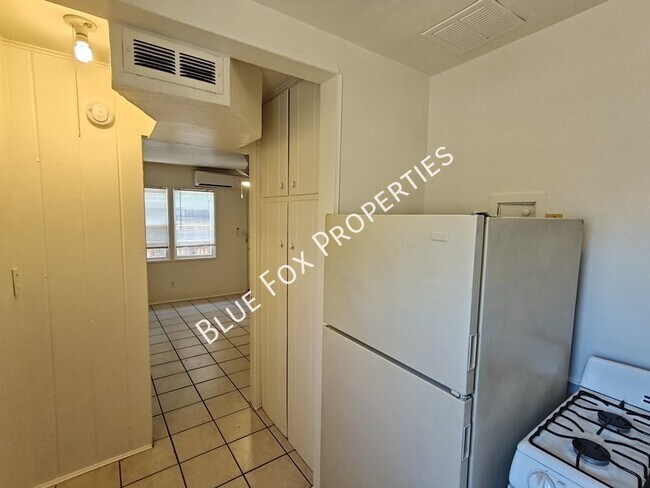 Building Photo - 3241 E Bermuda St