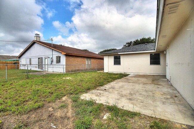 Building Photo - 2202 Saxony Dr