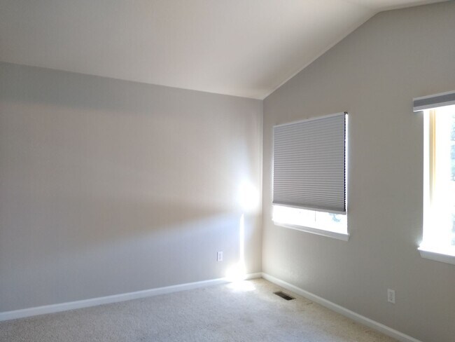 Building Photo - Fabulous Townhome Near Cherry Creek State ...