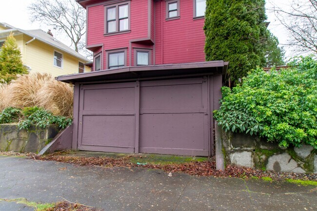 Building Photo - Gorgeous 3 Bedroom House with Bonus Room, ...