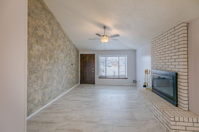 Building Photo - Comfortable 2 Bed 2 Bath - Pet Friendly & New Amenities!