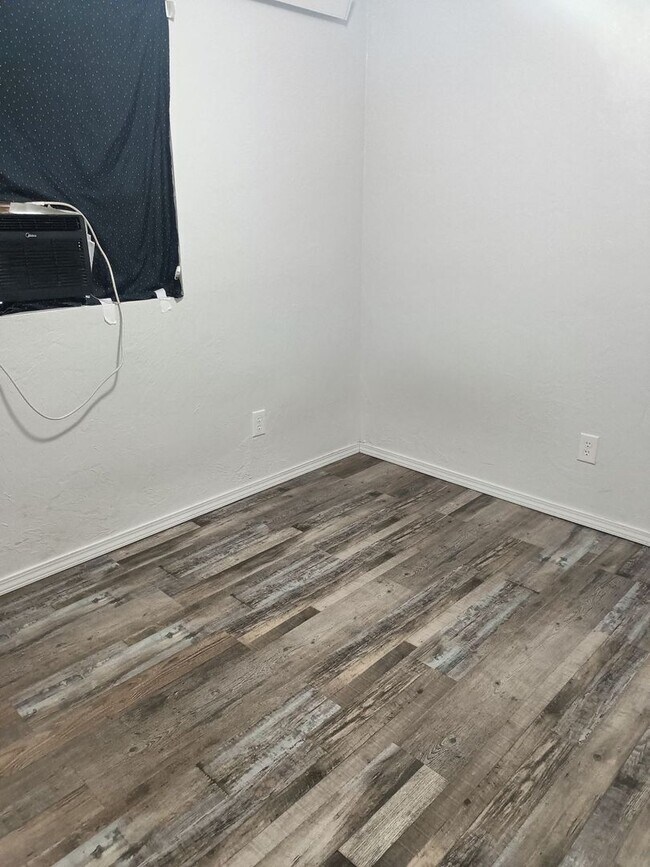 Building Photo - Newly remodeled 2 bed apartment ready for move in