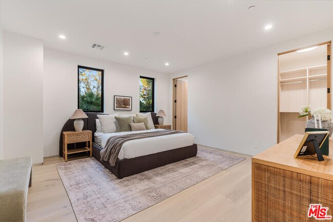 Building Photo - 5064 Encino Ave