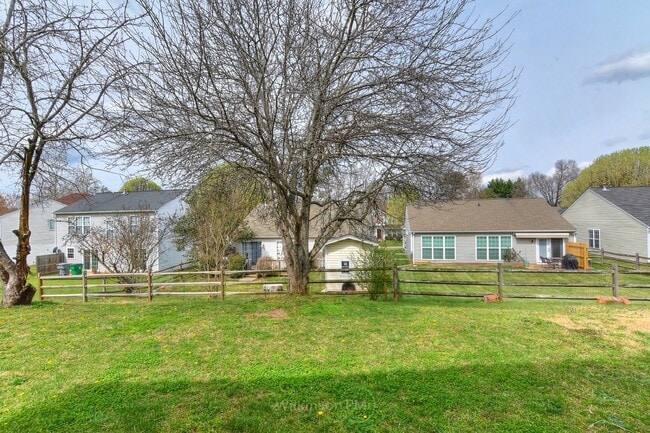 Building Photo - Beautiful 3br/2.5bth Home with Bonus Room ...