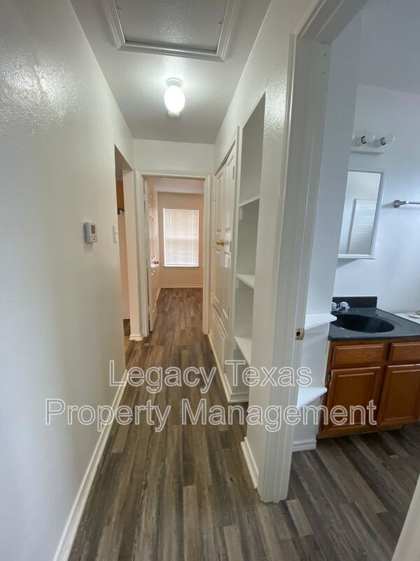 Building Photo - 705 Miracle Ln