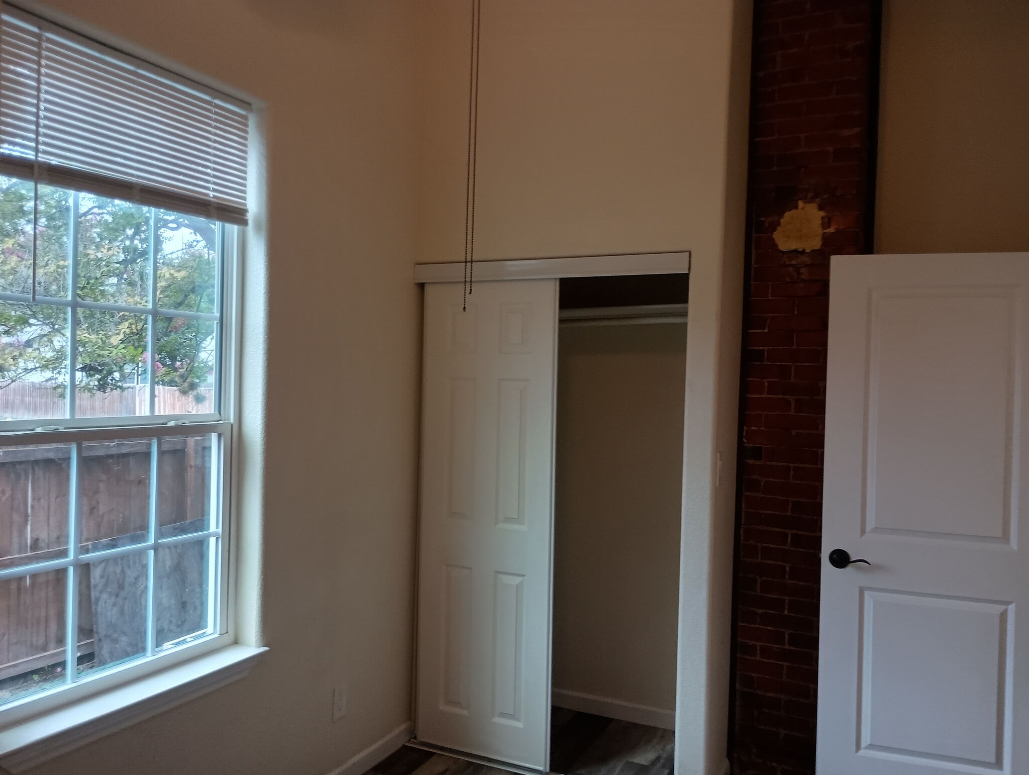 Building Photo - Room in House on N Polaris St