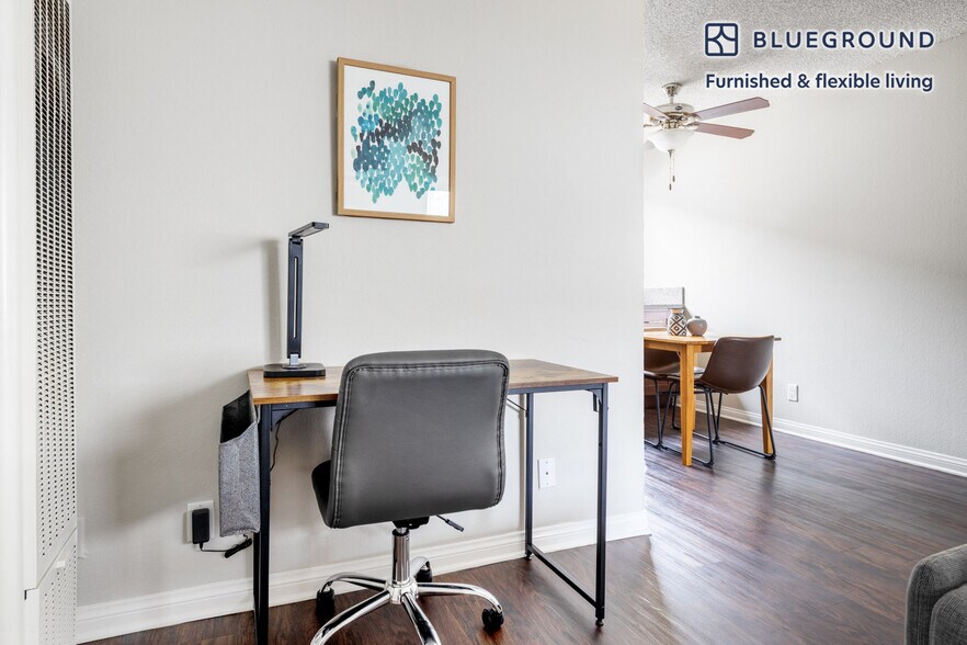 Building Photo - 1340 N Poinsettia Pl